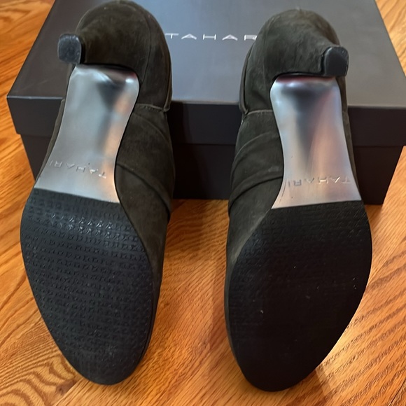 New Tahari Dark Gray Suede Leather Heels - Picture 3 of 6